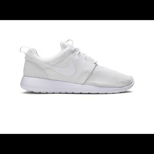 Women’s Nike white Roshe shoes size 8.5